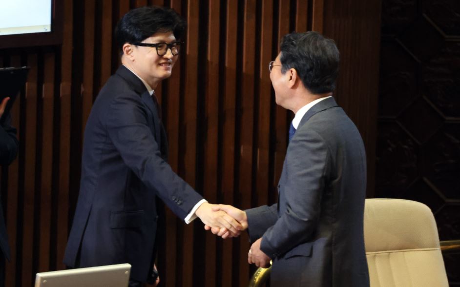 인사 나누는 김승원·한동훈
