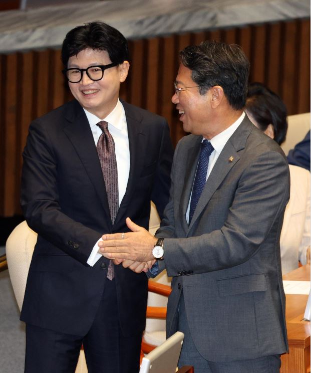 인사 나누는 김승원 의원-한동훈 의원