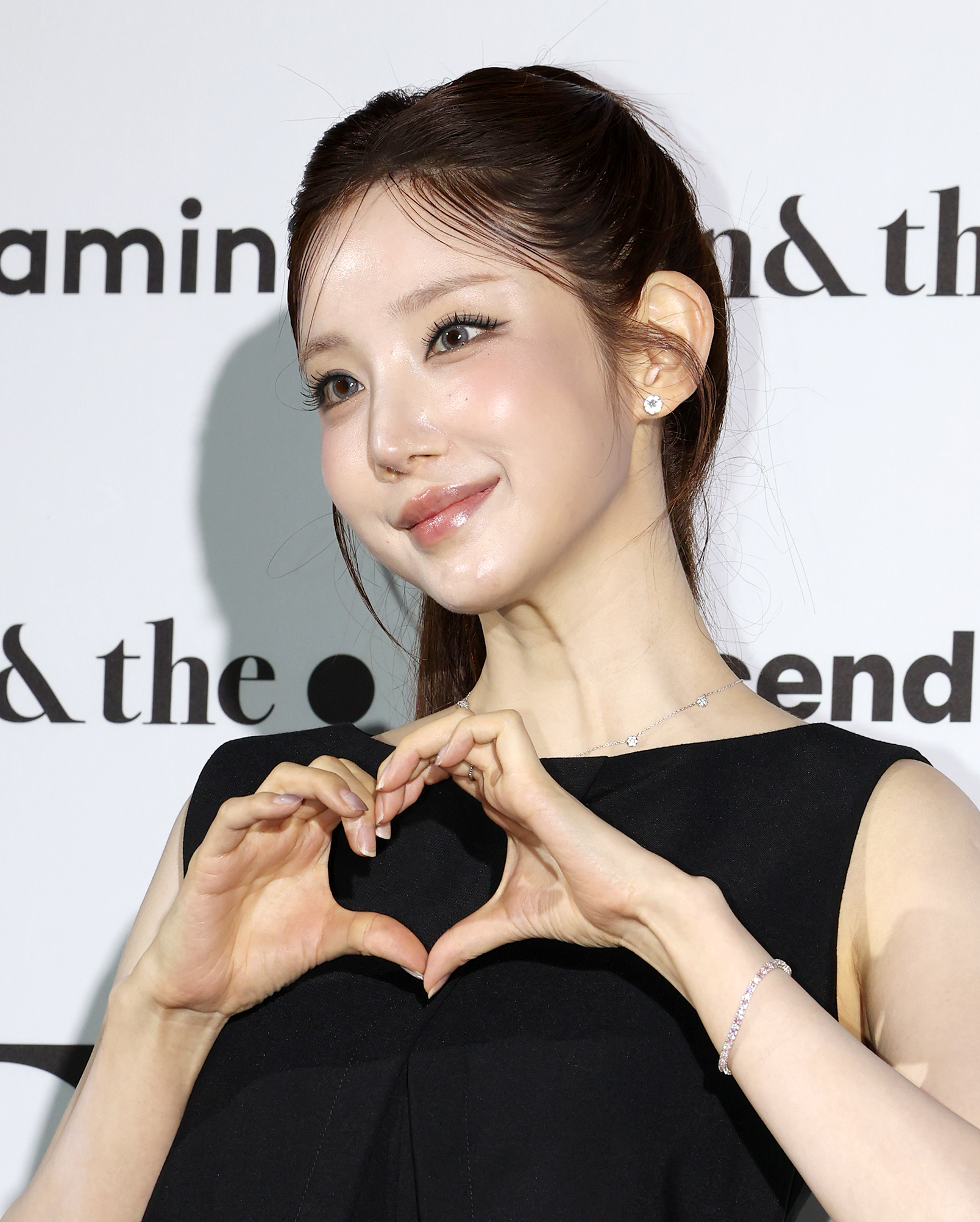 DJ 수라가 1일 서울 중구 동대문디자인플라자(DDP)에서 열린 2027 S/S서울패션위크 리이(RE RHEE) 컬렉션에 참석해 포즈를 취하고 있다. 2026.9.1. 뉴스1