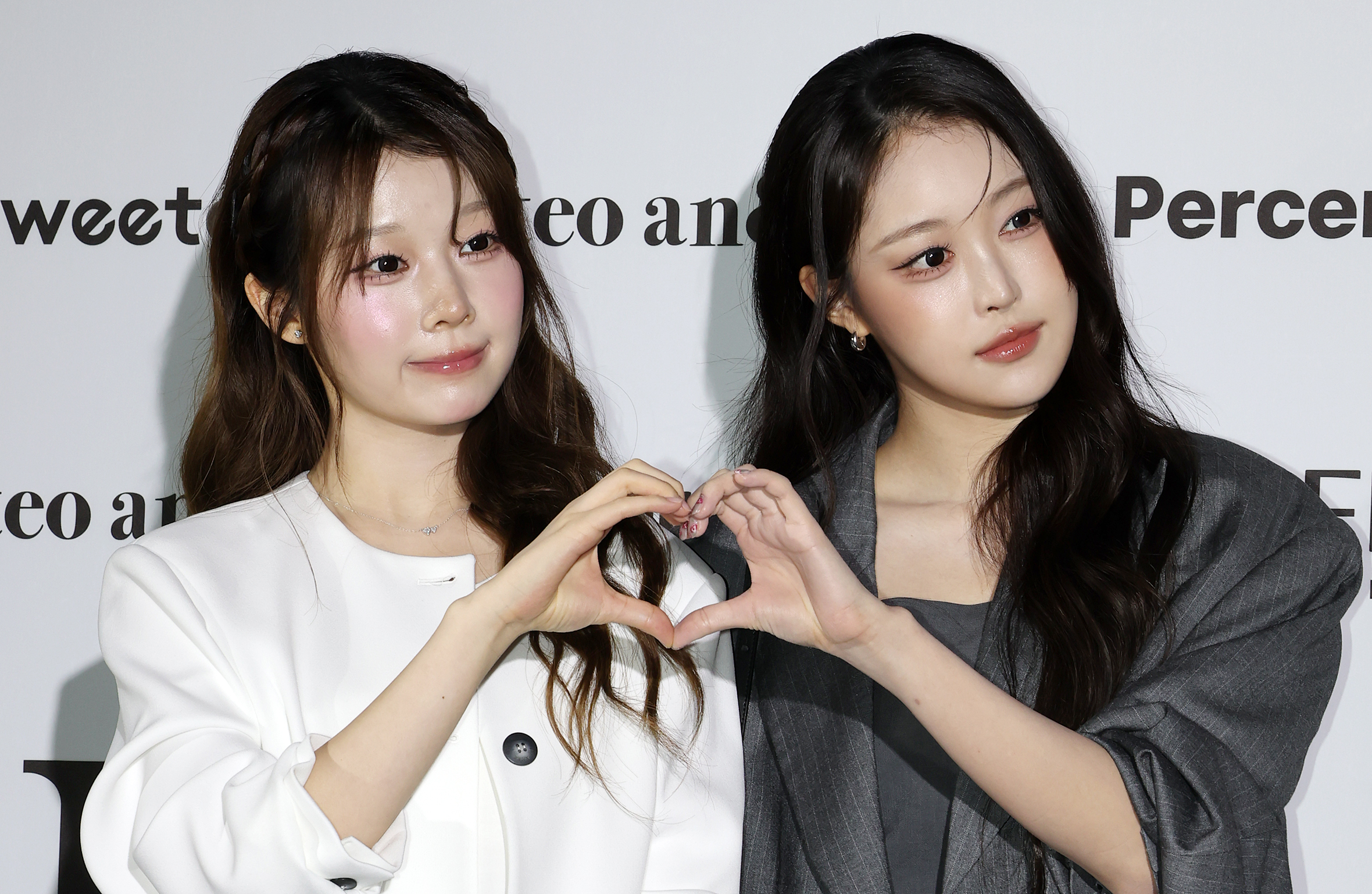 세이마이네임 도희와 소하가 1일 서울 중구 동대문디자인플라자(DDP)에서 열린 2027 S/S서울패션위크 리이(RE RHEE) 컬렉션에 참석해 포즈를 취하고 있다. 2026.9.1. 뉴스1