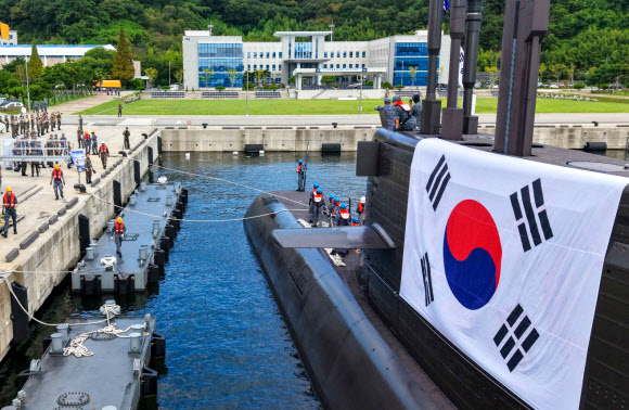 국내 기술로 독자 설계 및 건조한 3,000톤급 1번 잠수함 도산안창호함(SS-Ⅲ)이 161일간 태평양을 왕복 횡단하며 연합훈련 임무를 성공적으로 마치고 1일 해군잠수함사령부 장병들의 환영을 받으며 진해 해군기지로 입항하고 있다. 2026.9.1. 해군 제공