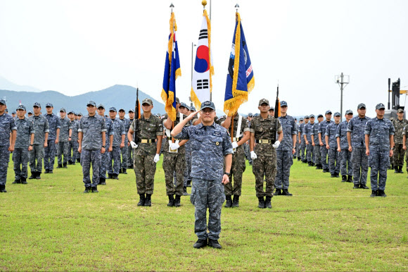 1일 경남 창원시 진해구 해군잠수함사령부 연병장에서 열린 도산안창호함 입항 환영 행사에서 도산안창호함 승조원들이 경례하고 있다. 국내 기술로 독자 설계 및 건조된 3,000톤급 잠수함인 도산안창호함은 지난 3월 진해 해군기지를 출항해 161일간 태평양을 왕복 횡단하며 림팩훈련, 한-캐나다 연합협력훈련 등을 성공적으로 완수하고 이날 진해 해군기지로 복귀했다. 2026.9.1. 해군 제공