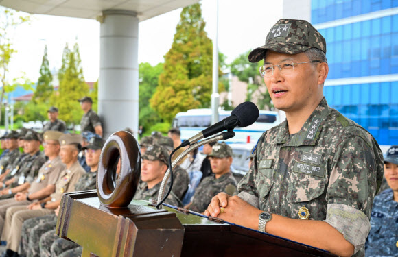 곽광섭 해군작전사령관(중장)이 1일 경남 창원시 진해구 해군잠수함사령부 연병장에서 열린 도산안창호함 입항 환영 행사에서 격려사를 하고 있다. 국내 기술로 독자 설계 및 건조된 3,000톤급 잠수함인 도산안창호함은 지난 3월 진해 해군기지를 출항해 161일간 태평양을 왕복 횡단하며 림팩훈련, 한-캐나다 연합협력훈련 등을 성공적으로 완수하고 이날 진해 해군기지로 복귀했다. 2026.9.1. 해군 제공