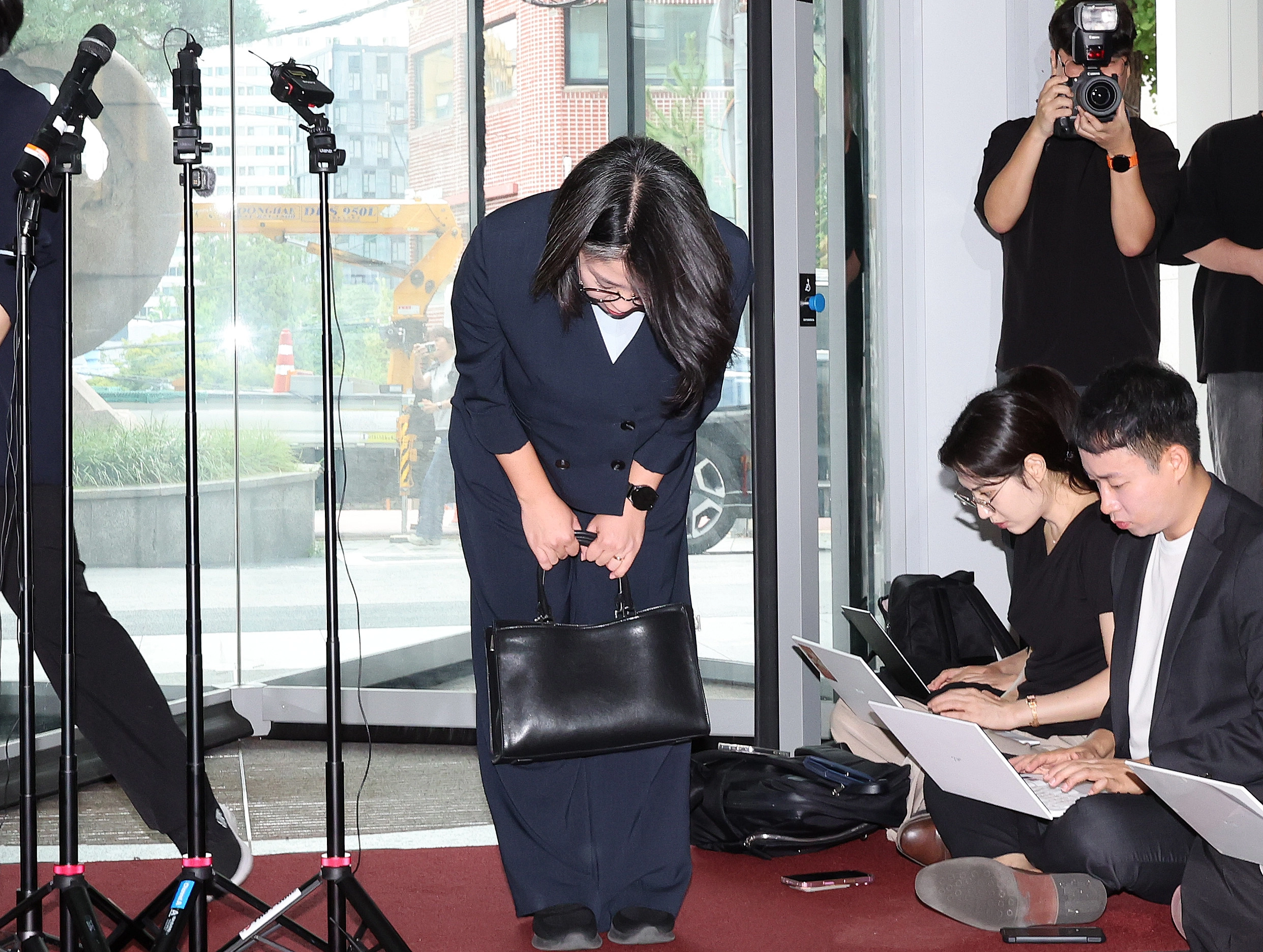 용혜인 성평등가족부 장관 후보자가 2일 오전 서울 서대문구 한국청소년활동진흥원에 마련된 인사청문회 준비사무실로 첫 출근하며 인사하고 있다. 뉴스1