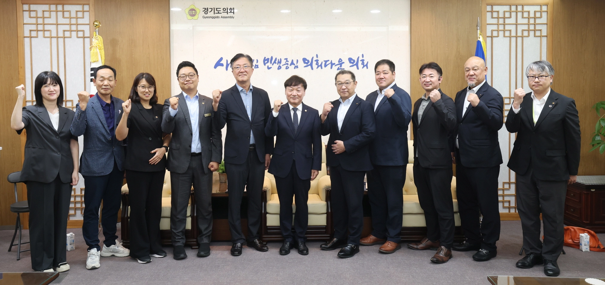 ▲남종섭 경기도의회 의장, 한국노총 경기지역본부 및 일본노총 가나가와연합 관계자들이 접견 후 기념촬영을 하고 있다. (사진=경기도의회)