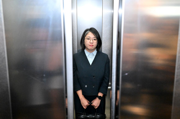 용혜인 성평등가족부 장관 후보자가 2일 서대문구에 마련된 인사청문회 준비 사무실로 출근하고 있다. 2026.9.2. 연합뉴스