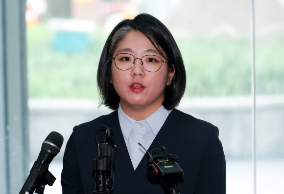 용혜인 성평등가족부 장관 후보자가 2일 서울 서대문구에 마련된 인사청문회 준비 사무실로 출근하며 취재진의 질문에 답하고 있다. 2026.9.2 연합뉴스