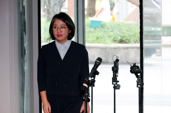 용혜인 성평등가족부 장관 후보자가 2일 서울 서대문구에 마련된 인사청문회 준비 사무실로 출근하고 있다. 2026.9.2 연합뉴스