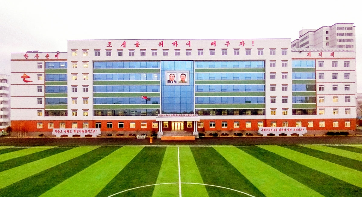 북한 노동당 기관지 노동신문은 2일 “교육 혁명의 불길 속에 나라의 전반적 교육 토대가 한층 강화됐다”며 제14차 전국교원대회 이후 수백 개의 병설학교와 4320여 개의 학교·분교·유치원이 신설되거나 개건·현대화됐다고 보도했다.  평양 노동신문 뉴스1