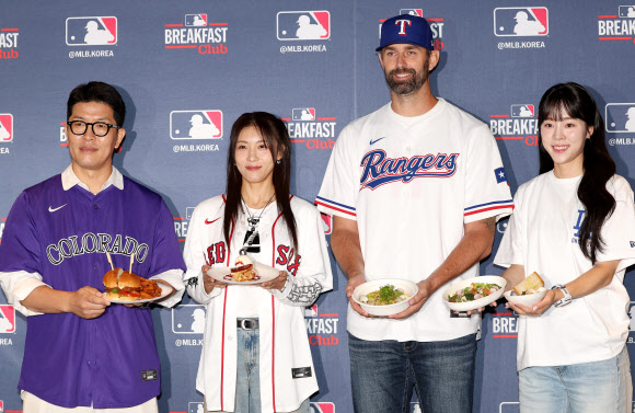 2일 서울 강남구 아베크 청담에서 열린 메이저리그(MLB) 브렉퍼스트 클럽 미디어데이에 참석한 전 야구선수 김병현(왼쪽부터), 배우 하지원, 전 야구선수 더스틴 니퍼트, 방송인 노윤주가 요리를 들고 포즈를 취하고 있다. 2026.9.2  연합뉴스