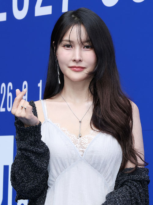 카라 박규리가 2일 서울 중구 동대문디자인플라자(DDP)에서 열린 2027 S/S서울패션위크 얼킨(ul:kin) 컬렉션에 참석해 포즈를 취하고 있다. 2026.9.2. 뉴스1
