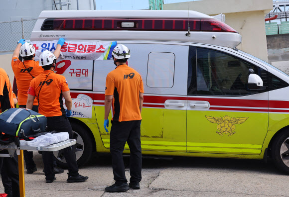 2일 오후 부산 앞바다에서 전복된 예인선에 타고 있던 선원이 구조되면 이송을 대기하는 소방대원들이 수영구 민락항에 임시 응급의료소를 설치하고 있다. 8명이 탄 예인선이 오륙도 앞바다에서 전복돼 현재 1명이 사망하고 1명이 구조된 상태다. 해경은 실종된 6명을 수색하고 있다. 2026.9.2 연합뉴스
