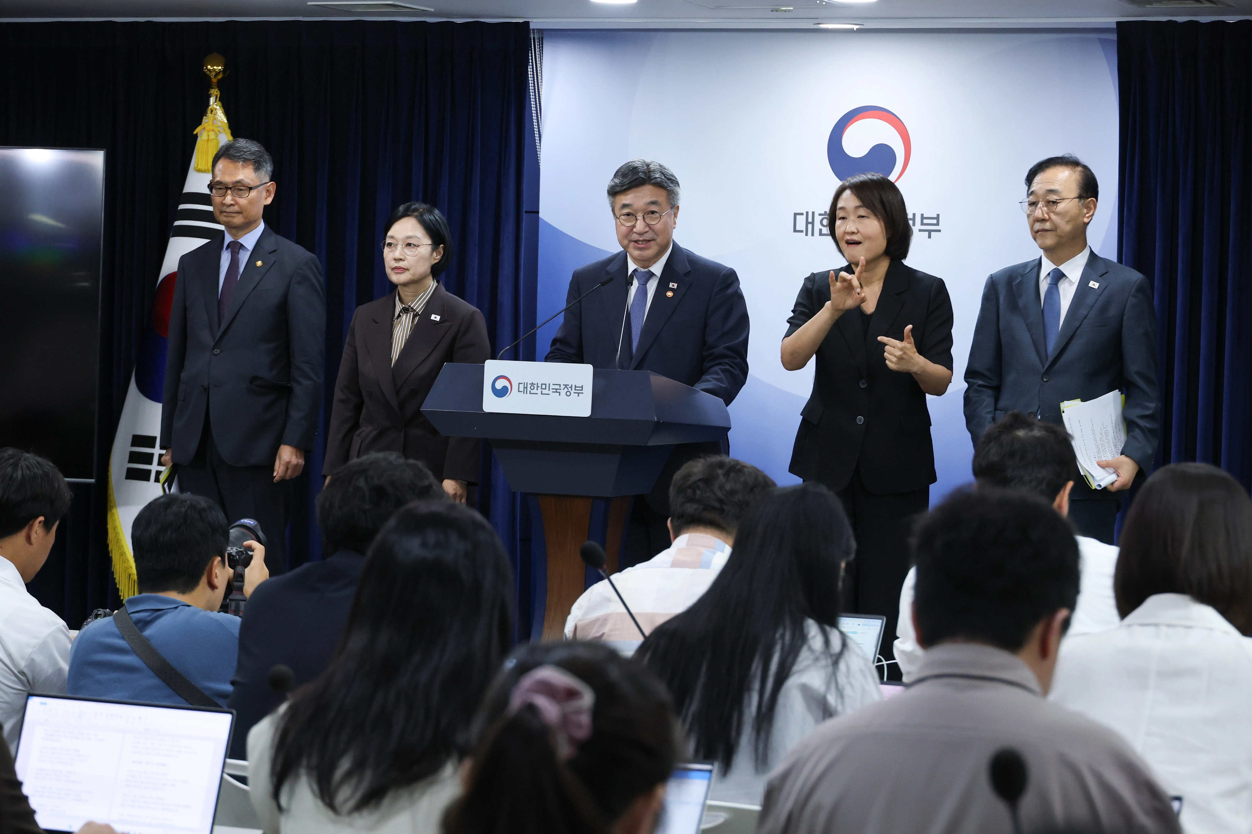 행정·공공기관 이전 및 공공기관 기능 개혁 관련 기자회견윤호중 행정안전부 장관이 3일 서울 종로구 정부서울청사에서 열린 행정·공공기관 이전 및 공공기관 기능 개혁 관련 기자회견을 하고 있다. 연합뉴스