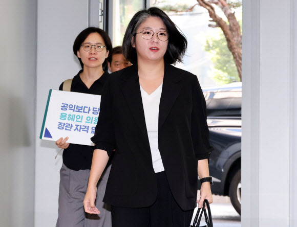 용혜인 성평등가족부 장관 후보자가 3일 서울 서대문구에 마련된 인사청문회 준비 사무실로 출근하고 있다. 2026.9.3  연합뉴스