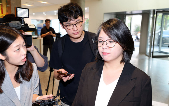 용혜인 성평등가족부 장관 후보자가 3일 서울 서대문구에 마련된 인사청문회 준비 사무실로 출근하며 취재진의 질문을 듣고 있다. 2026.9.3  연합뉴스