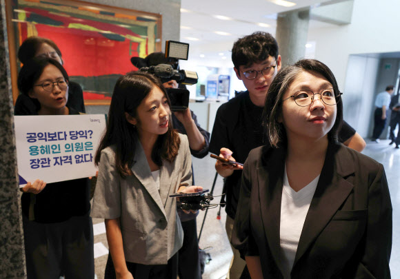 용혜인 성평등가족부 장관 후보자가 3일 서울 서대문구에 마련된 인사청문회 준비 사무실로 출근하며 취재진의 질문을 듣고 있다. 2026.9.3  연합뉴스
