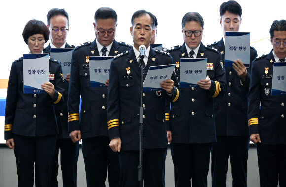 김종철 신임 경찰청장 직무대행이 3일 서울 서대문구 경찰청 어울림마당에서 열린 전국 경찰 지휘부 회의에서 경찰 헌장을 낭독하고 있다. 2026.9.3  연합뉴스
