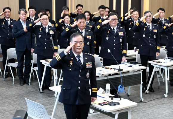 김종철 신임 경찰청장 직무대행이 3일 서울 서대문구 경찰청 어울림마당에서 열린 전국 경찰 지휘부 회의에서 국기에 경례하고 있다. 2026.9.3  연합뉴스