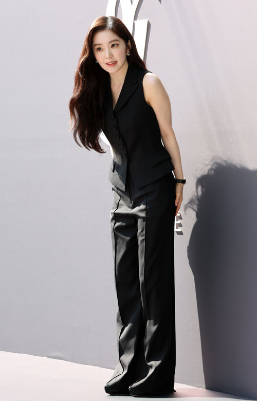 레드벨벳 아이린이 3일 서울 성동구 입생로랑 뷰티 성수 부띠크에서 열린 입생로랑 뷰티 성수 부띠크 오프닝 셀럽 포토콜에 참석해 포즈를 취하고 있다. 2026.9.3 뉴스1