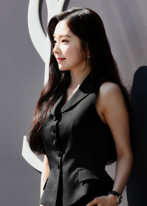 레드벨벳 아이린이 3일 서울 성동구 입생로랑 뷰티 성수 부띠크에서 열린 입생로랑 뷰티 성수 부띠크 오프닝 셀럽 포토콜에 참석해 포즈를 취하고 있다. 2026.9.3 뉴스1