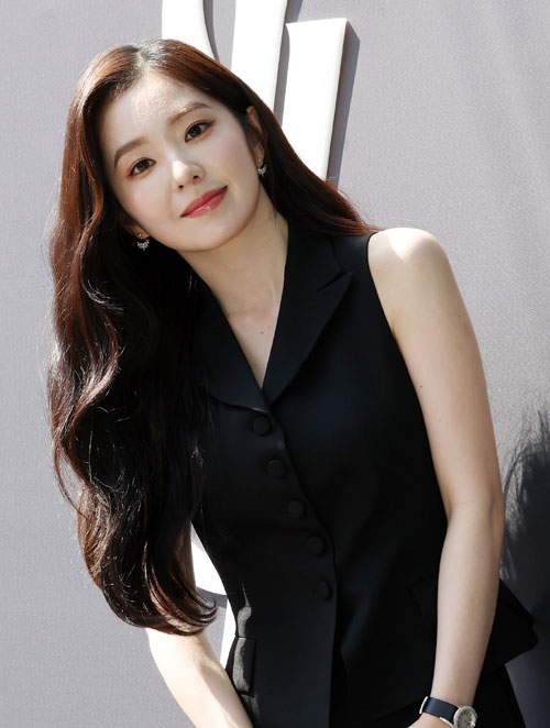 레드벨벳 아이린이 3일 서울 성동구 입생로랑 뷰티 성수 부띠크에서 열린 입생로랑 뷰티 성수 부띠크 오프닝 셀럽 포토콜에 참석해 포즈를 취하고 있다. 2026.9.3 뉴스1