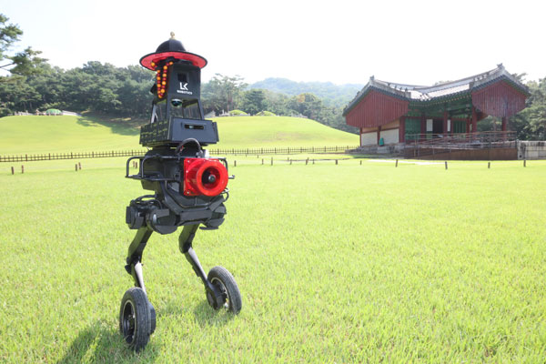 3일 경기 고양시 서오릉 내 명릉에서 인공지능(AI) 순찰 로봇 ‘순라봇’이 순찰을 돌고 있다. 국가유산청 궁능유적본부가 궁궐과 조선왕릉의 안전관리를 위해 도입을 준비 중인 AI 순찰 로봇은 서오릉 상황실에서 출발해서 명릉, 재실, 대빈묘 등을 살피고 돌아오는 왕복 약 2.6km 순찰 코스를 주간 3회, 야간 3회 실시한다. 2026.09.03.  뉴시스