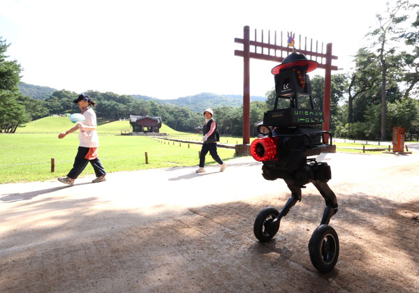 3일 경기 고양시 서오릉 내 명릉에서 인공지능(AI) 순찰 로봇 ‘순라봇’이 순찰을 돌고 있다. 국가유산청 궁능유적본부가 궁궐과 조선왕릉의 안전관리를 위해 도입을 준비 중인 AI 순찰 로봇은 서오릉 상황실에서 출발해서 명릉, 재실, 대빈묘 등을 살피고 돌아오는 왕복 약 2.6km 순찰 코스를 주간 3회, 야간 3회 실시한다. 2026.09.03.  뉴시스