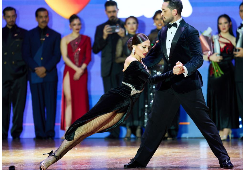 2일(현지시간) 아르헨티나 부에노스아이레스에서 열린 탱고 세계 선수권 대회(Tango World Championship)의 스테이지 부문에서 우승한 뒤 나이르 스친카와 니콜라스 셸이 춤을 추고 있다. AP 연합뉴스