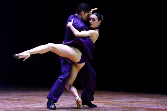 2일(현지시간) 아르헨티나 부에노스아이레스에서 열린 탱고 세계 선수권 대회(The Tango World Championship BA 2026) 스테이지 부문에서 탱고 댄서 파브리시오 무뇨스 로페스와 페데리카 토바레스가 경연을 펼치고 있습니다. 로이터 연합뉴스