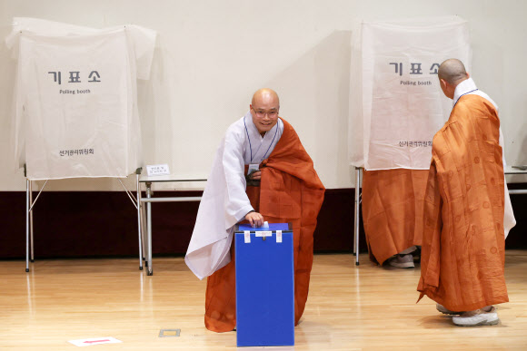 3일 종로구 한국불교역사문화기념관 내 전통문화예술공연장에서 열린 제38대 대한불교조계종 총무원장 선거.  제37대 총무원장 진우스님에 맞서 후보로 나온 경우스님이 투표를 하고 있다. 2026.9.3  연합뉴스