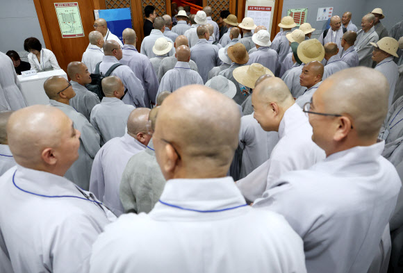 3일 종로구 한국불교역사문화기념관 내 전통문화예술공연장에서 열린 제38대 대한불교조계종 총무원장 선거.   스님들이 투표를 하기 위해 대기하고 있다. 2026.9.3  연합뉴스