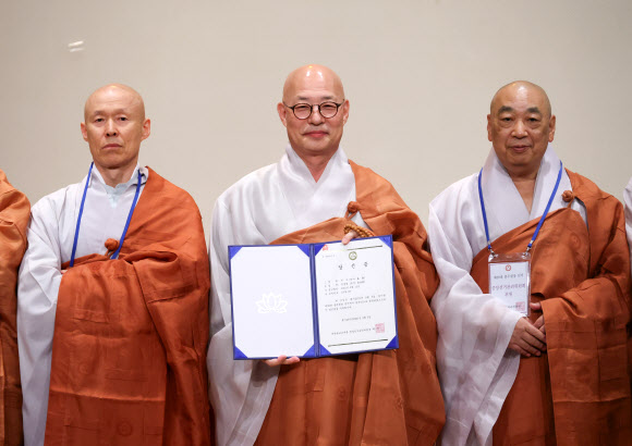 3일 종로구 한국불교역사문화기념관 내 전통문화예술공연장에서 열린 제38대 대한불교조계종 총무원장 선거에서 차기 총무원장에 당선된 진우스님이 당선증을 받고 카메라를 향해 포즈를 취하고 있다. 2026.9.3  연합뉴스