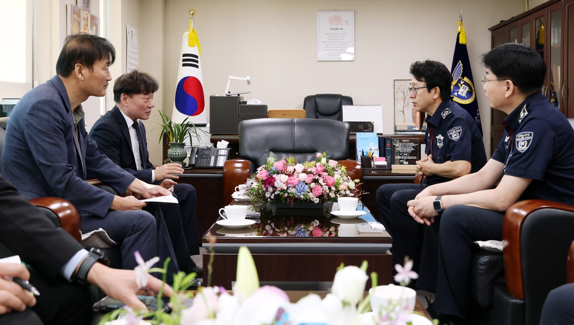 ▲남종섭 의장과 서광범 농정해양위원장이 4일 여주 소망교도소 접견실에서 김영식 소망교도소장 등 관계자들과 교통 접근성 및 운영 현안을 논의하고 있다. (사진=경기도의회)