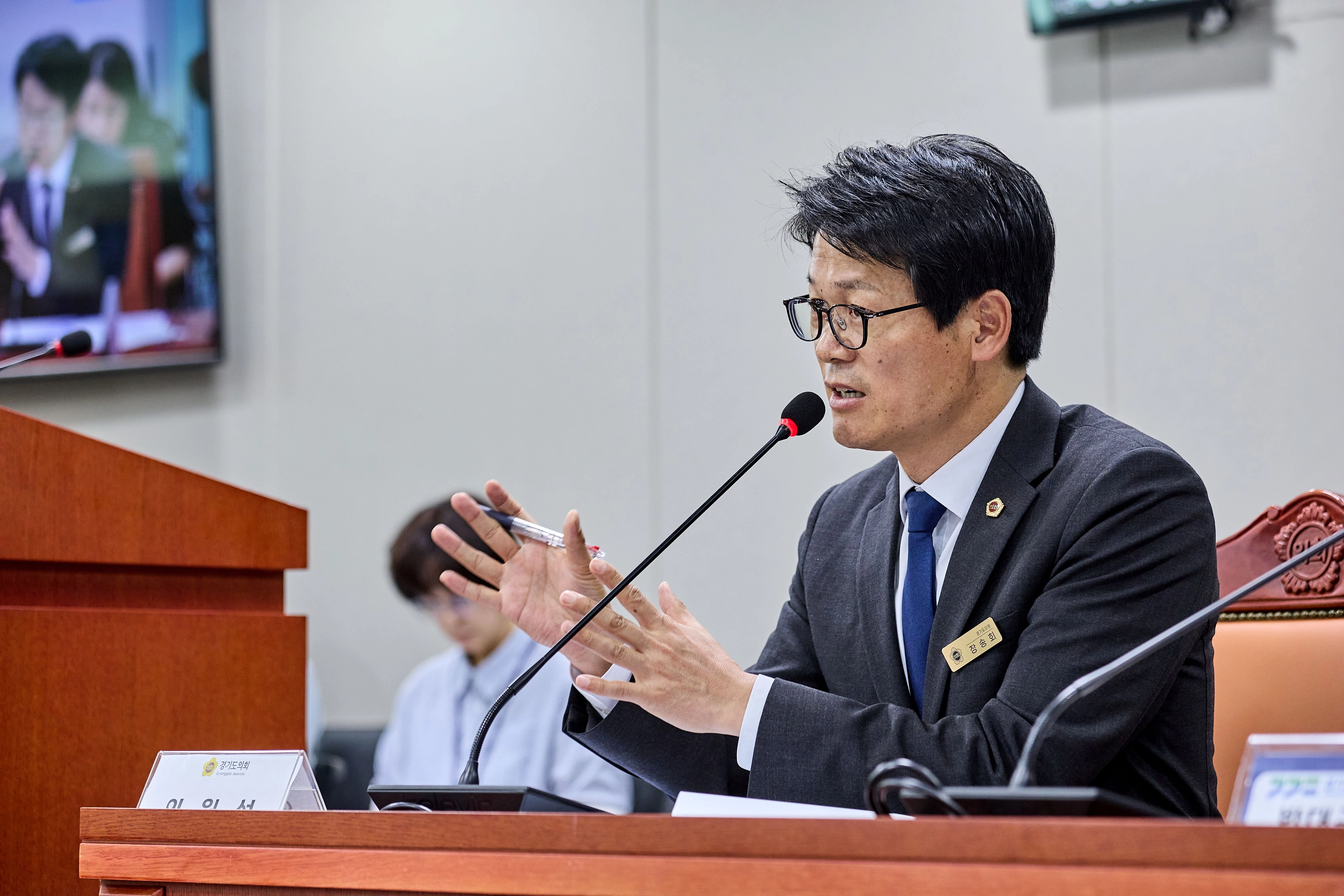 ▲장송회 의원이 4일 제393회 임시회 제1차 도시환경위원회 회의에서 의원들의 질의에 답변하고 있다. (사진=경기도의회)