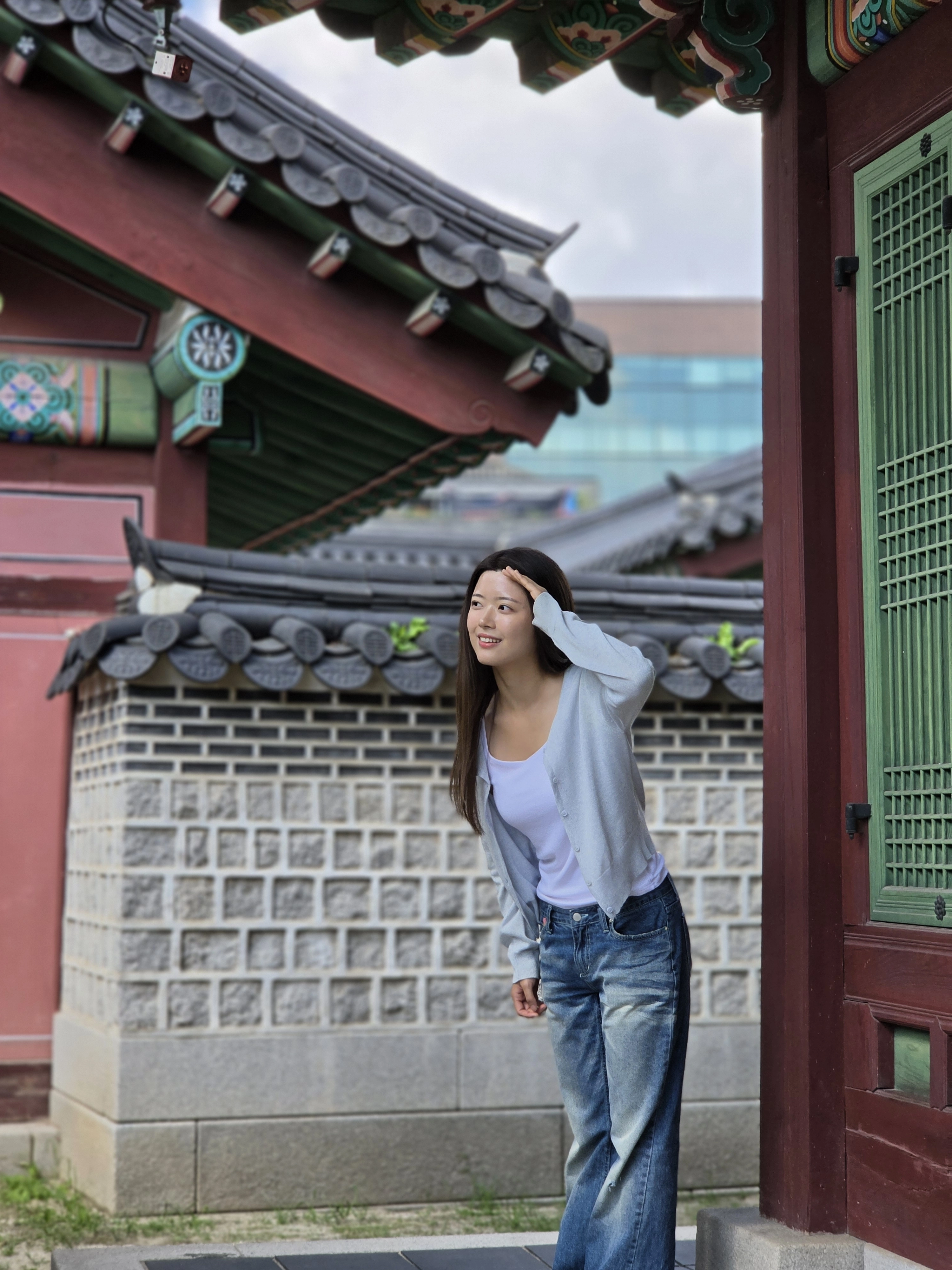 삼성전자 모델이 지난 3일 서울 종로구 창덕궁에서 포즈를 취하고 있다. 갤럭시Z폴드8 울트라를 활용해 찍은 모습.
곽소영 기자