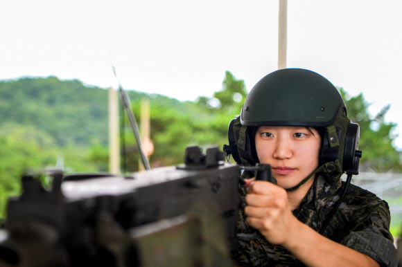 해병대는 오는 6일 제76주년 여군의 날을 맞아 서북도서 최전방인 연평도와 우도에서 복무하고 있는 해병대 연평부대 여군들의 활약상을 4일 공개했다. 사진은 해병대 연평부대 전차소대장 이유림 대위가 K-6 중기관총 사격 절차를 숙달하고 있는 모습. 2026.9.4  해병대사령부 제공