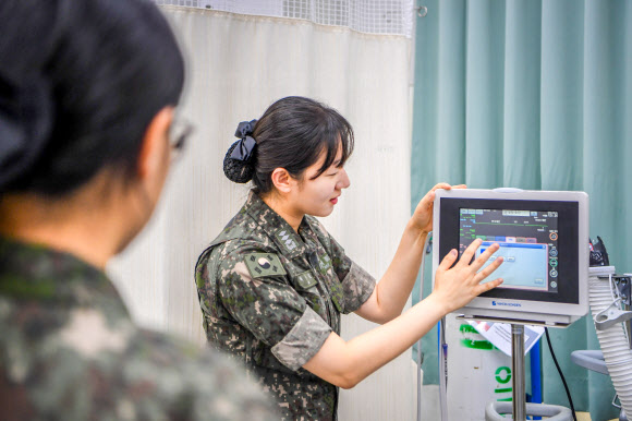 해병대는 오는 6일 제76주년 여군의 날을 맞아 서북도서 최전방인 연평도와 우도에서 복무하고 있는 해병대 연평부대 여군들의 활약상을 4일 공개했다. 사진은 해병대 연평부대 간호과장 허수진 대위가 의무중대원을 대상으로 의료 장비 교육을 하고 있는 모습. 2026.9.4  해병대사령부 제공