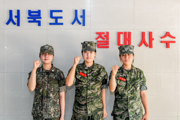 해병대는 오는 6일 제76주년 여군의 날을 맞아 서북도서 최전방인 연평도와 우도에서 복무하고 있는 해병대 연평부대 여군들의 활약상을 4일 공개했다. 사진은 연평도에서 근무하는 여군들이 ‘서북도서 절대사수’ 결의를 다지며 기념 촬영하는 모습. 2026.9.4  해병대사령부 제공