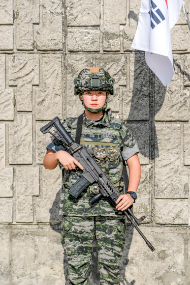 해병대는 오는 6일 제76주년 여군의 날을 맞아 서북도서 최전방인 연평도와 우도에서 복무하고 있는 해병대 연평부대 여군들의 활약상을 4일 공개했다. 사진은 우도에서 근무하는 유미영 중사가 ‘서북도서 절대사수’ 결의를 다지고 있는 모습. 2026.9.4  해병대사령부 제공
