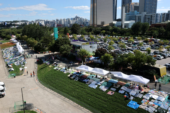 서울 여의도 한강공원 일대에서 열리는 ‘서울세계불꽃축제 2026’를 하루 앞둔 4일 행사장 주변에 시민들이 돗자리를 펴두고 자리를 선점하고 있다. 2026.9.4  연합뉴스