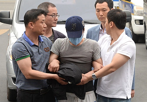 검거되고 있는 장재진의 모습  뉴시스