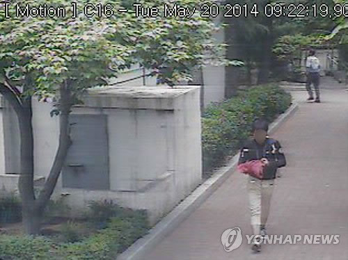 피해자 A양이 아파트에서 뛰어 내려 도망간 후 아파트에서 도주하고 있는 장재진의 모습이 찍힌 CCTV 연합뉴스