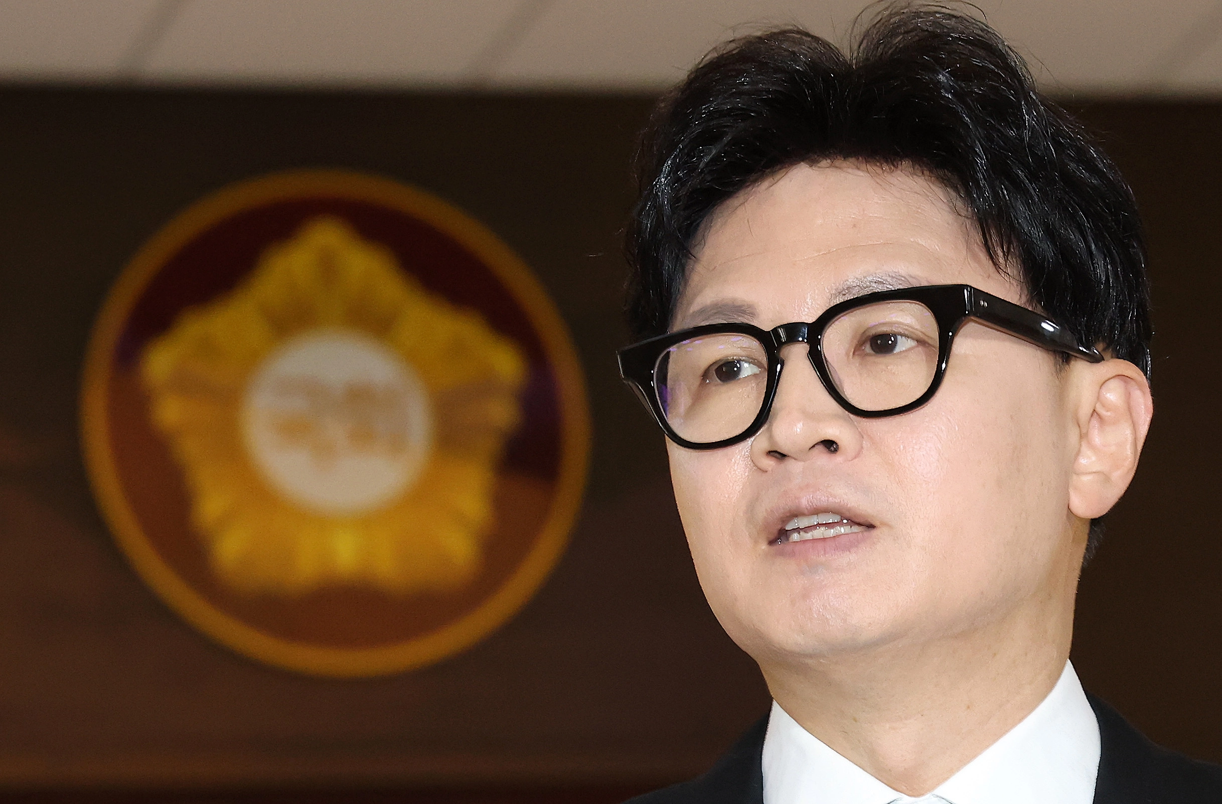 한동훈 의원, 김승원 장관 후보자 의혹 관련 백브리핑무소속 한동훈 의원이 3일 국회에서 열릴 예정인 본회의에 참석하며 김승원 법무부 장관 후보자를 둘러싼 의혹과 관련한 취재진 질의에 답하고 있다. 2026.9.3 연합뉴스