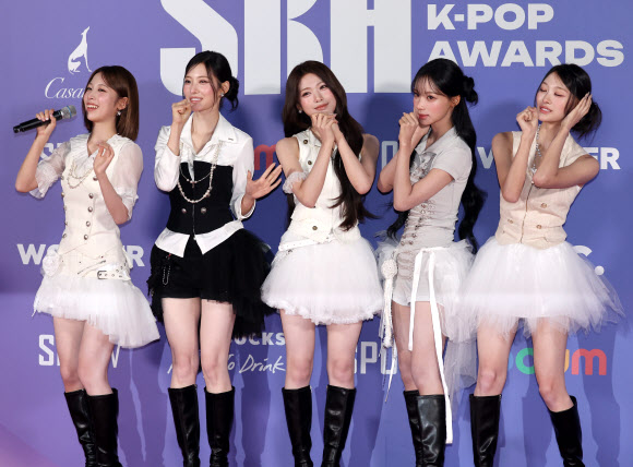 그룹 리센느가 6일 경기 고양 킨텍스 제1전시장에서 열린 2026 스포티비 케이팝 시상식(SKA) 포토월에서 노래하는 포즈를 취하고 있다. 2026.9.6 연합뉴스