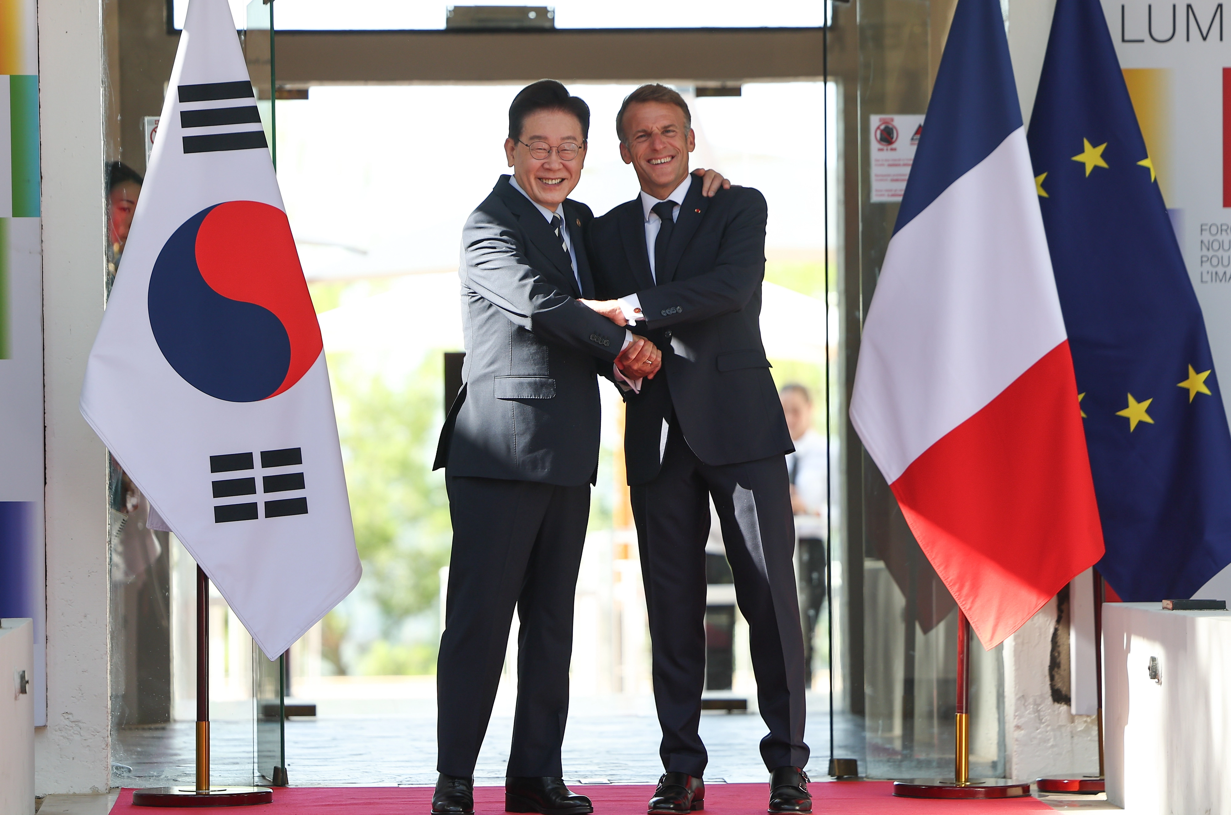 손 맞잡은 한-프랑스 정상(생폴드방스(프랑스)=뉴스1) 이재명 기자 = 프랑스를 국빈 방문 중인 이재명 대통령이 7일(현지시간) 생폴드방스 매그 재단에 도착, 환영나온 에마뉘엘 마크롱 프랑스 대통령과 뤼미에르 서밋 개막식장으로 향하며 기념촬영을 하고 있다. 2026.9.7/뉴스1