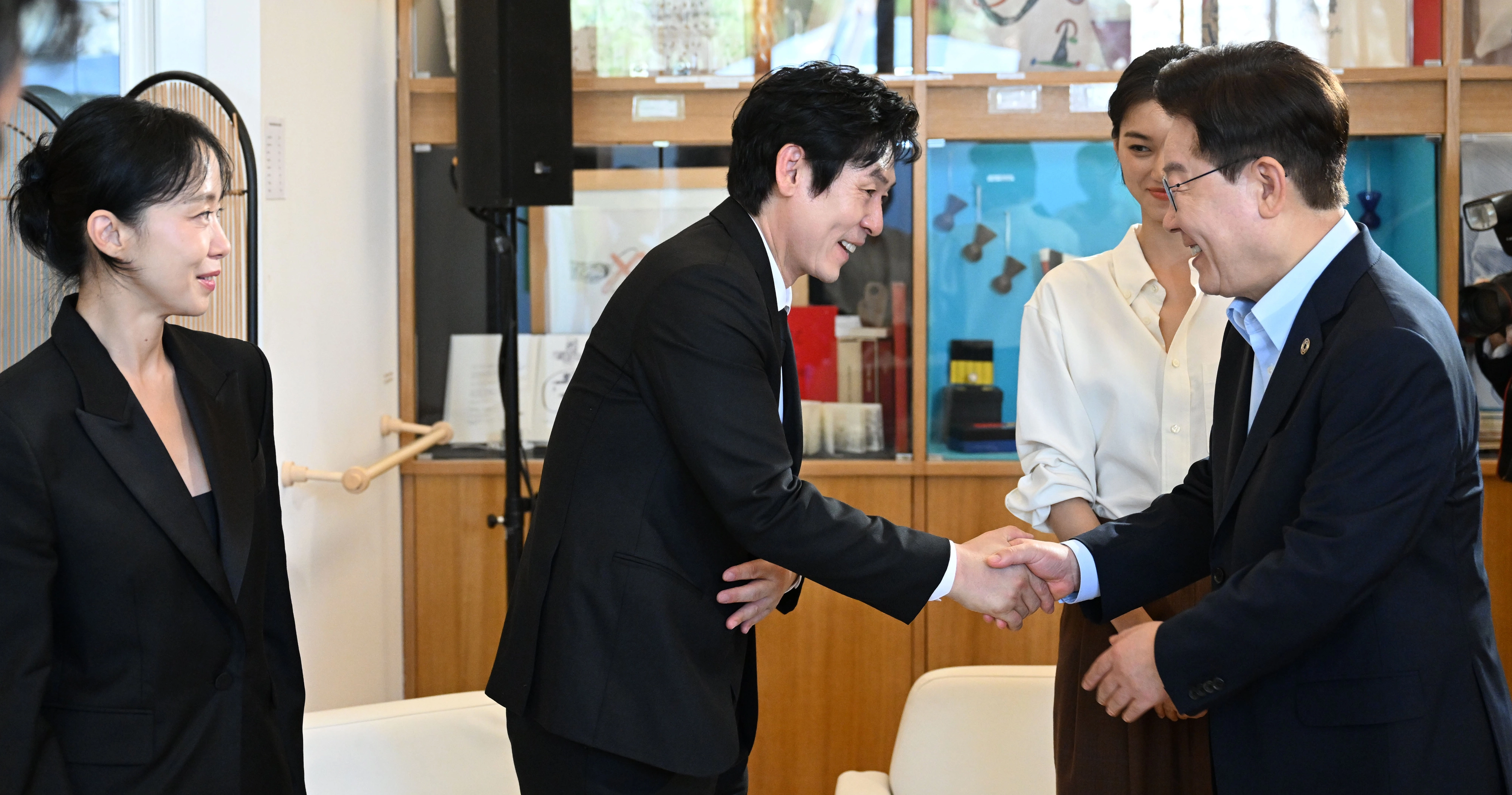 이재명 대통령, 영화인과의 대화이재명 대통령, 영화인과의 대화
    (생폴드방스[프랑스]=연합뉴스) 김도훈 기자 = 이재명 대통령이 7일(현지시간) 프랑스 남부 생폴드방스 마그 재단에서 국제 영화·영상 정상회의 ‘뤼미에르 서밋’ 개막식 후 열린 영화인과의 대화에서 배우 설경구 씨와 인사하고 있다. 왼쪽은 전도연 씨.
    이번 행사는 서밋에 초청받은 한국 감독 및 배우들과의 간담회로 이창동·정주리 감독, 배우 설경구·전도연·김도연 씨, 김민영 넷플릭스 아시아태평양 지역 콘텐츠 총괄 부사장 등이 참석했다. 2026.9.7
    superdoo82@yna.co.kr
(끝)


<저작권자(c) 연합뉴스, 무단 전재-재배포, AI 학습 및 활용 금지>