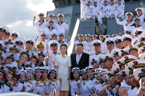 북한, 5천t급 구축함 강건호 취역