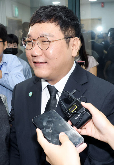 용혜인 성평등가족부 장관 후보자의 남편인 기본소득당 박기홍 최고위원이 7일 서울 여의도 중앙당사에서 열린 최고위원회의에 입장하고 있다. 2026.9.7 연합뉴스
