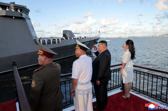 출항하는 구축함 강건호에 경례하는 김정은