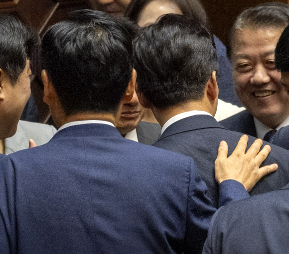김민석 어깨를 쓰다듬는 정청래